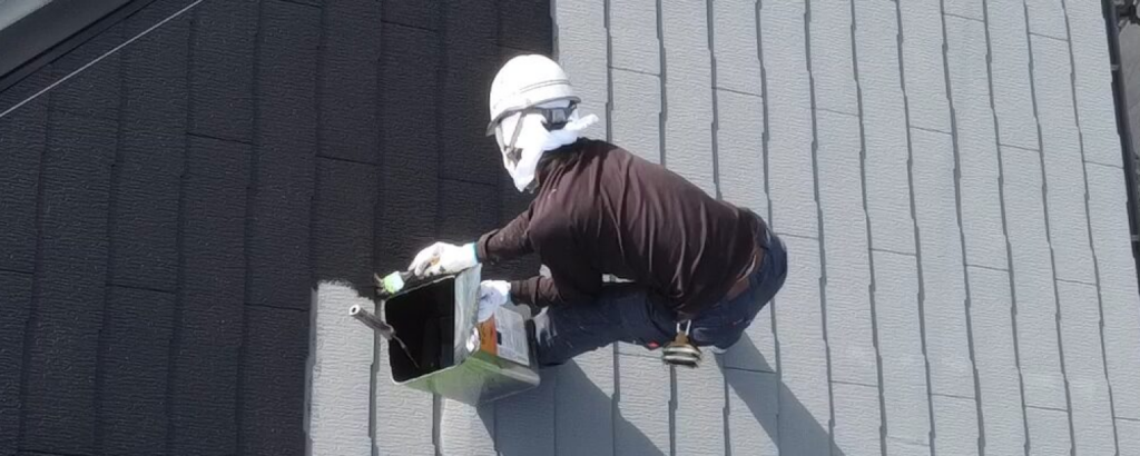 屋根塗装をする職人