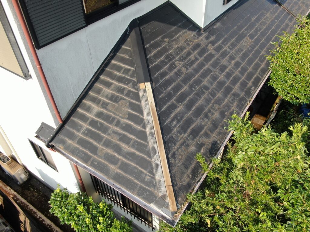 棟板金の外れが確認された屋根