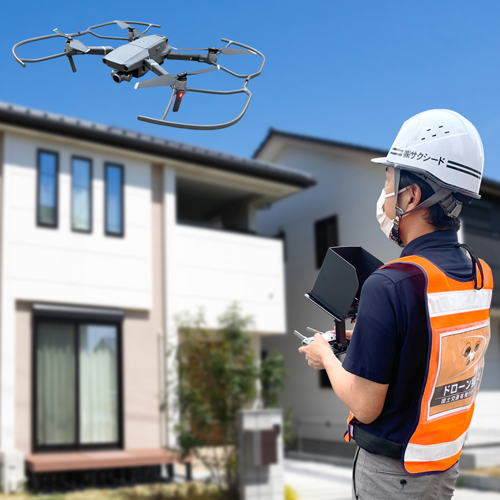 ドローンで建物を調査する写真