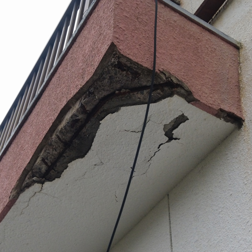 外壁の爆裂部の写真