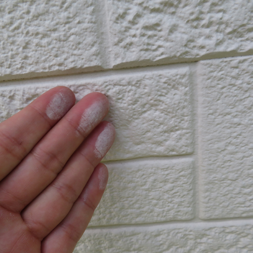 チョーキング現象を起こしている外壁の写真