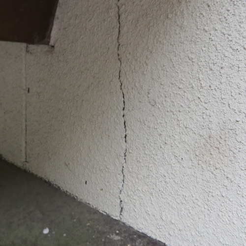 クラックを起こしている外壁の写真