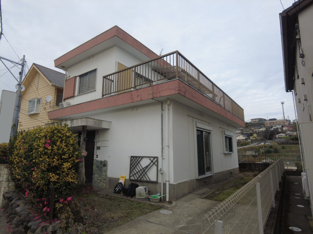 劣化した外壁の建物