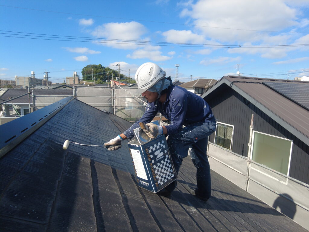 屋根塗装をする職人
