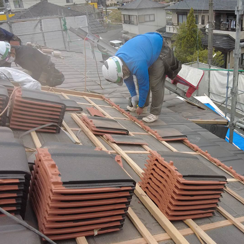 屋根葺き替え工事中の写真